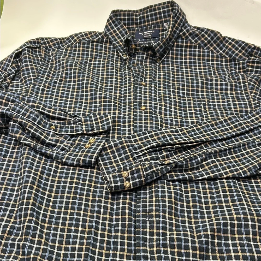 Roundtree & Yorke Men's Checkered Shirt - Navy and Beige - Picture 11 of 16